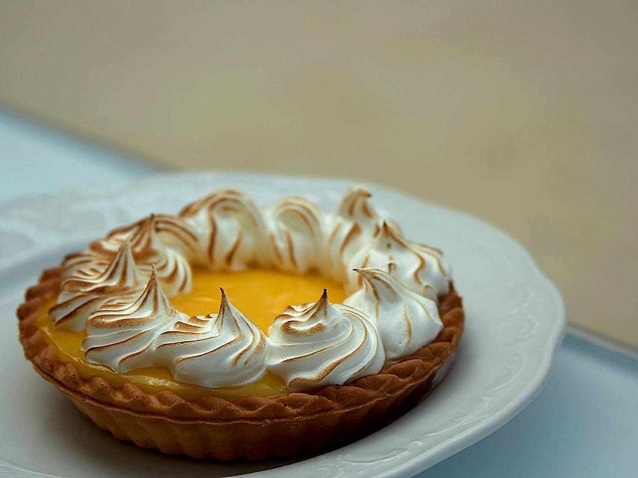 Recette Tartelette au citron meringuée - recette desserts et gateaux ...