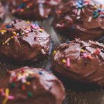 Muffins au chocolat et glaçage au chocolat