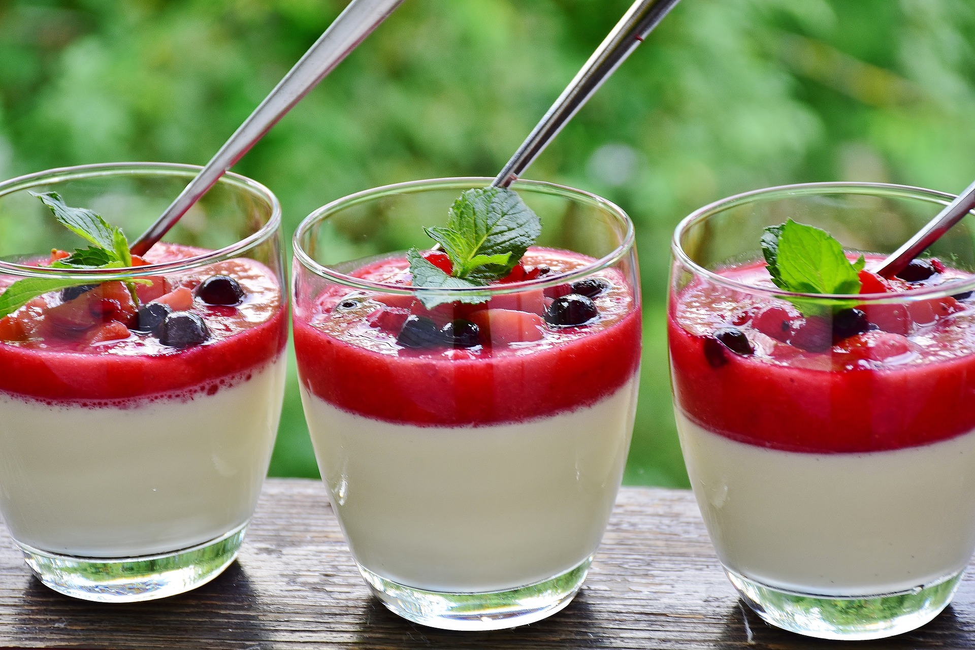 Recette Panna cotta au coulis de fruits rouges - recette desserts et ...